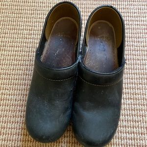 Black Dansko clogs with wood-look soles size 39. Very worn, but no major flaws
